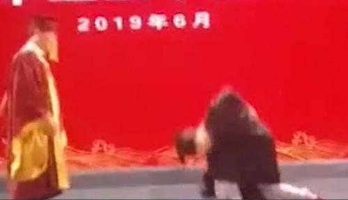 學(xué)生畢業(yè)禮上單膝跪見校長：想不平凡一次