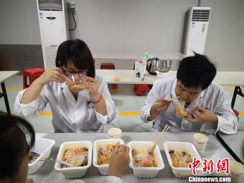 張娜和組員品嘗螺螄粉，把關口感?！×周?攝