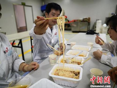 螺螄粉檢驗員品嘗螺螄粉，把關(guān)口感。　林馨 攝