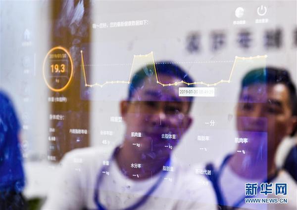 在廣東深圳會(huì)展中心舉辦的第七屆中國(guó)電子信息博覽會(huì)（CITE2019）上，觀眾在京東方展臺(tái)了解智能鏡子（2019年4月9日攝）。 新華社記者 毛思倩 攝