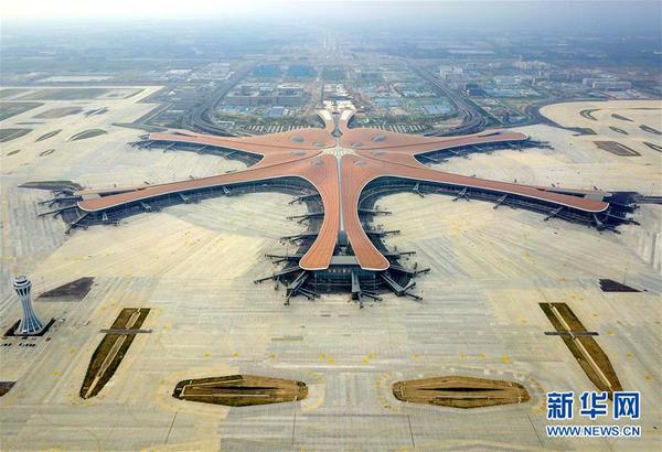 2019年6月25日無(wú)人機(jī)拍攝的北京大興國(guó)際機(jī)場(chǎng)航站樓。新華社記者 張晨霖 攝