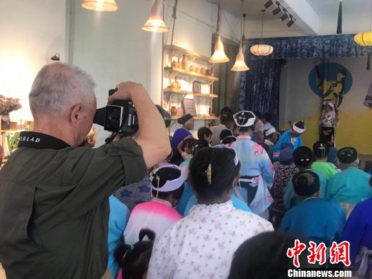 攝影師們在安順拍攝屯堡文化?！∏鸶唔?攝