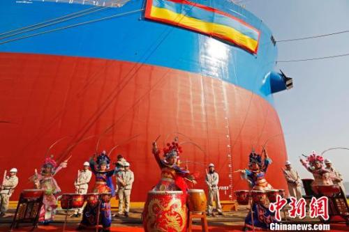 資料圖：全球最大的第二代超大型礦砂船“遠河海”號在上海外高橋造船成功命名交付。　殷立勤 攝