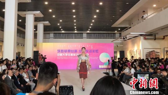 圖為中蒙大學生服裝展。　陳峰 攝