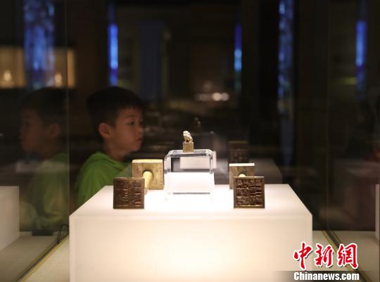 銅“黨壩長官司印”(清代乾隆二十六年)(左)銅“綽斯甲布宣撫司印”(清代乾隆四十年)(右)?！∮诰?攝