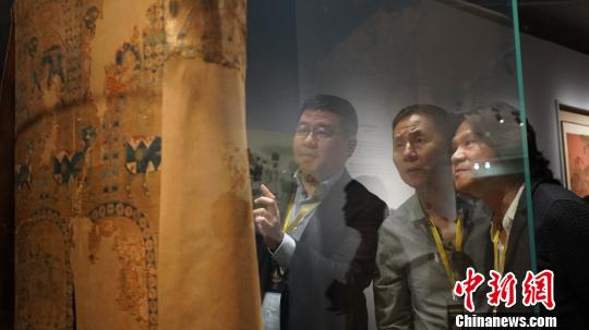 圖為嘉賓參觀吐蕃“貴族服飾”?！∥航ㄜ?攝