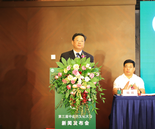 圖為九三學社中央委員會常委、全國人大代表、九三學社中央社會服務部部長徐國權