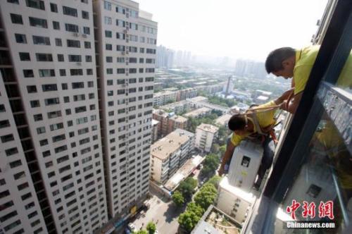 資料圖：在山西太原，空調(diào)安裝工程師頂著酷暑高溫，為市民安裝空調(diào)。<a target='_blank' href='http://www.chinanews.com/'>中新社</a>記者 張云 攝