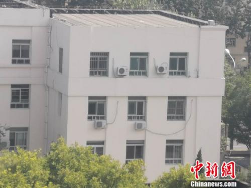 圖為居民樓外的空調(diào)外機。 謝藝觀 攝