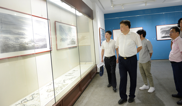2、中共溧陽(yáng)市委常委宣傳部部長(zhǎng)張愛(ài)文到現(xiàn)場(chǎng)觀看畫(huà)展