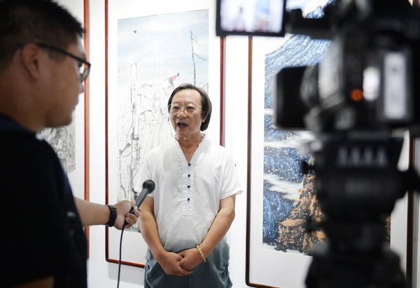 5、來(lái)自北京的中國(guó)水墨畫(huà)院專職畫(huà)家劉鐵平接受記者采訪