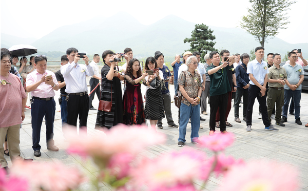 8、見(jiàn)證溧陽(yáng)寫生創(chuàng)作基地落戶溧陽(yáng)通用山莊揭牌儀式