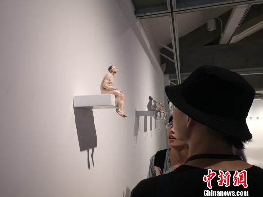 圖為觀眾觀展?！①t 攝
