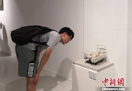 圖為觀眾觀看小尺度具象雕塑作品。　劉賢 攝
