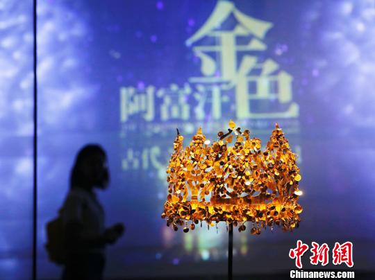 圖為展出的五樹形金質(zhì)王冠?！°蟛?攝