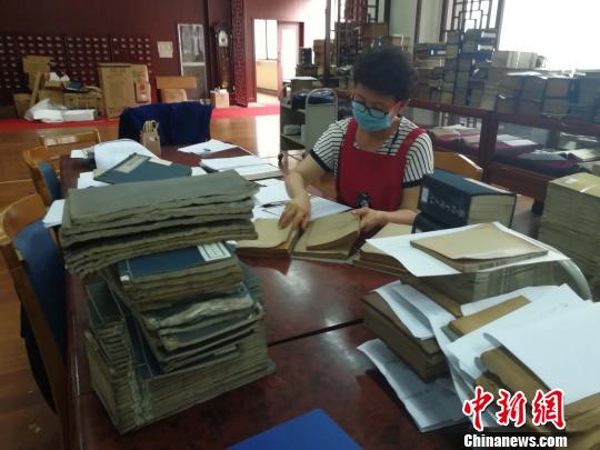 已經(jīng)與古籍打交道20余年的工作人員賈秀麗，正在對(duì)近期已經(jīng)編目的古籍做審校。　孫婷婷 攝