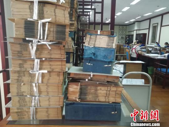 山東省圖書(shū)館歷史文獻(xiàn)部7名古籍編目工作人員，14年如一日，為70萬(wàn)本古籍做編目。　孫婷婷 攝