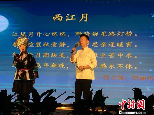圖為朗誦會現(xiàn)場?！￡惽锵?攝