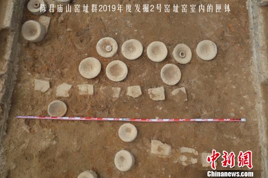 圖為Y2窯內(nèi)匣缽。寧波市文物考古研究所提供