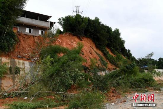 7月10日，連日來的強降雨導致福建省浦城縣多地發(fā)生山體滑坡。<a target='_blank' href='http://www.chinanews.com/'>中新社</a>記者 王東明 攝