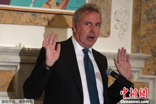 資料圖：2017年10月20日，英國(guó)駐美國(guó)大使金·達(dá)羅克在英國(guó)駐華盛頓大使館舉行的“國(guó)家經(jīng)濟(jì)學(xué)家俱樂部”年度晚宴上發(fā)表演講。