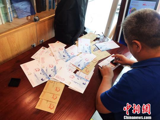 圖案巧妙地將吳淞口燈塔與上海市市花白玉蘭的元素融合在一起?！⊥踝訚?攝