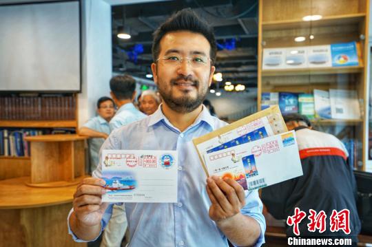 市民展示風(fēng)景戳、明信片、紀(jì)念封等。　董翌 攝
