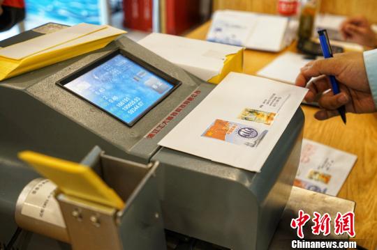 市民等待機器蓋郵資機宣傳戳?！《?攝