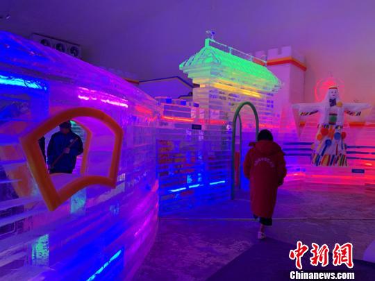 山西長治通天峽景區(qū)國際冰雕邀請賽開幕，七彩城冰雪藝術館正式開園迎客?！⑿〖t 攝