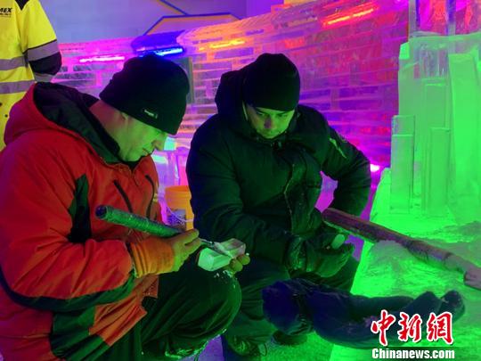 來自俄羅斯、韓國、蒙古國、塞舌爾等地的國際冰雕大師呈現(xiàn)的雕筑創(chuàng)作，讓廣大游客可暢游七彩冰雪世界，體驗反季節(jié)的清涼?！⑿〖t 攝