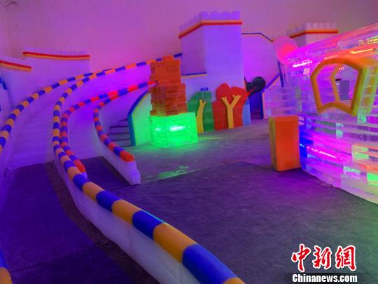 通天峽景區(qū)七彩城冰雪藝術館歷經三個多月籌備，總投資800萬元，建設總面積800平米。　劉小紅 攝