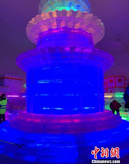 圖為七彩城冰雪藝術館內景?！⑿〖t 攝