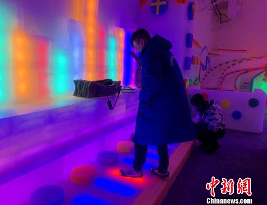 圖為游客正在體驗冰鋼琴。　劉小紅 攝