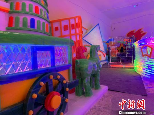 館內主要景觀分為五個區(qū)域，包括歡喜琴聲、快樂滑道、長城流星、冰雪薩滿、水晶馬車、印象羅馬、七彩天壇等近20處冰雪景觀?！⑿〖t 攝