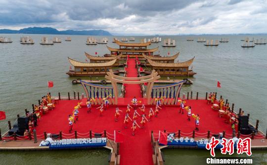 圖為“2019昆明鄭和文化旅游節(jié)”上的文藝演出?！∷喂庑?攝
