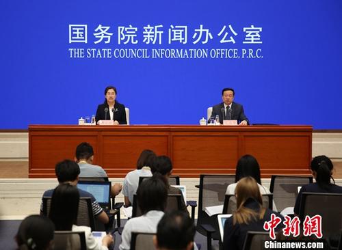 7月15日，國務院新聞辦公室舉行新聞發(fā)布會，國家統(tǒng)計局國民經(jīng)濟綜合統(tǒng)計司司長、新聞發(fā)言人毛盛勇介紹2019年上半年國民經(jīng)濟運行情況，初步核算，上半年中國國內(nèi)生產(chǎn)總值450933億元，按可比價格計算，同比增長6.3%。<a target='_blank' href='http://www.chinanews.com/'>中新社</a>記者 楊可佳 攝