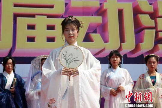 美女漢服走秀演繹古今碰撞?！⌒烨擅?攝