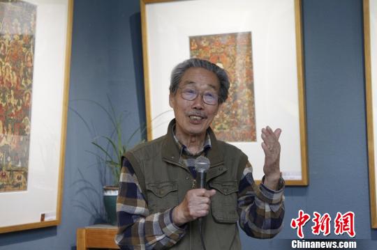 圖為西藏美協(xié)顧問、著名畫家余友心談西藏宗教壁畫歷史發(fā)展?！≮w朗 攝