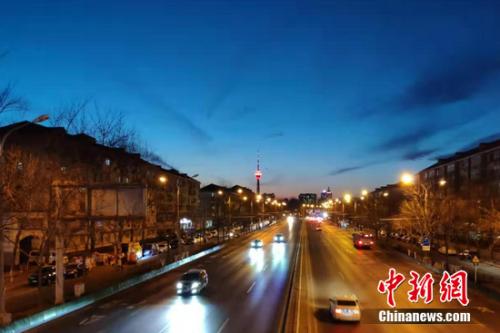 北京道路上行駛的汽車。 張旭 攝