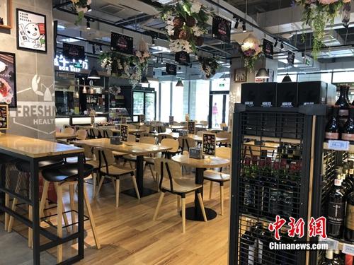 某超市內空蕩蕩的餐飲區(qū)。<a target='_blank' href='http://www.chinanews.com/' >中新網</a> 吳濤 攝