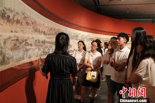 7月19日下午，17名香港高校藝術(shù)專業(yè)學(xué)生前往北京畫院美術(shù)館參觀。圖為參觀現(xiàn)場(chǎng)?！￡惽吆?攝