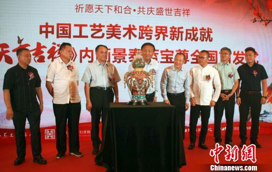 工藝美術(shù)界、文化藝術(shù)界嘉賓們齊聚一堂為《天下吉祥》揭幕?！钋鍌?攝