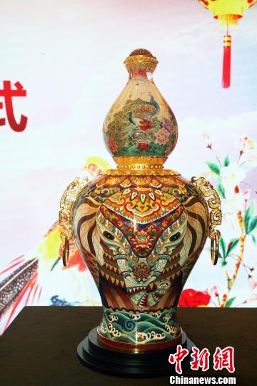 這是張同祿、王習(xí)三大師首次聯(lián)袂將中國兩大非遺絕技景泰藍與內(nèi)畫跨界合璧創(chuàng)作出的《天下吉祥》寶尊。　楊清偉 攝