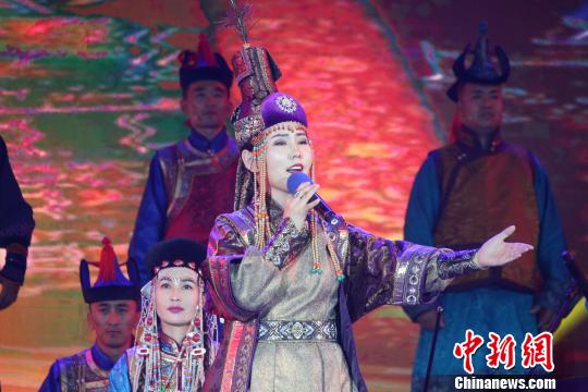 圖為演出現(xiàn)場。錫林郭勒盟鑲黃旗宣傳部供圖