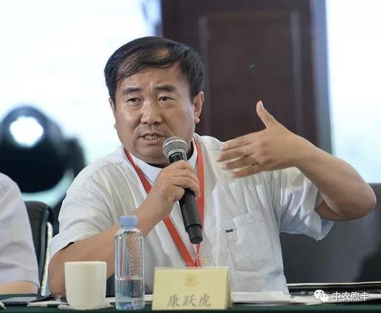 中國科學(xué)院地理所研究員康躍虎從鹽堿地農(nóng)業(yè)的新理論、新技術(shù)發(fā)表了見解。