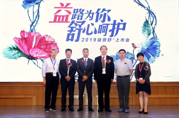 從左到右：瑞金醫(yī)院沈志祥教授、CSCO腫瘤康復與支持治療專業(yè)委員會主任委員王杰軍教授、蘇愛康首席執(zhí)行官荒井好裕先生、中國臨床腫瘤學會（CSCO）副理事長秦叔逵教授、中國抗癌協(xié)會鼻咽癌專業(yè)委員會前任主任委員胡超蘇教授、北京大學腫瘤醫(yī)院孫艷教授
