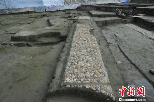圖為“摩訶池”沿岸的宋代卵石步道。　鐘欣 攝