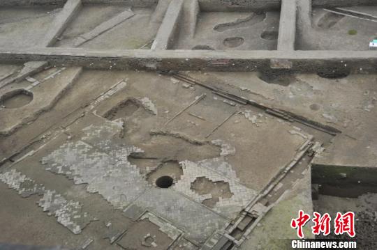 圖為“摩訶池”沿岸的唐代庭院建筑 ?！＄娦?攝