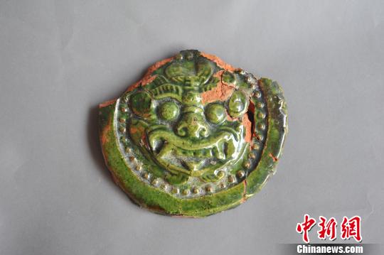 圖為五代綠釉獸面紋瓦當(dāng)?！＄娦?攝