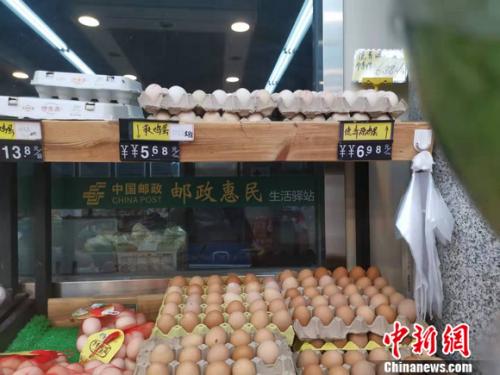 圖為郵政超市內(nèi)售賣的雞蛋。 謝藝觀 攝